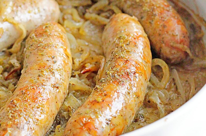 Biała kiełbasa pieczona z cebulą