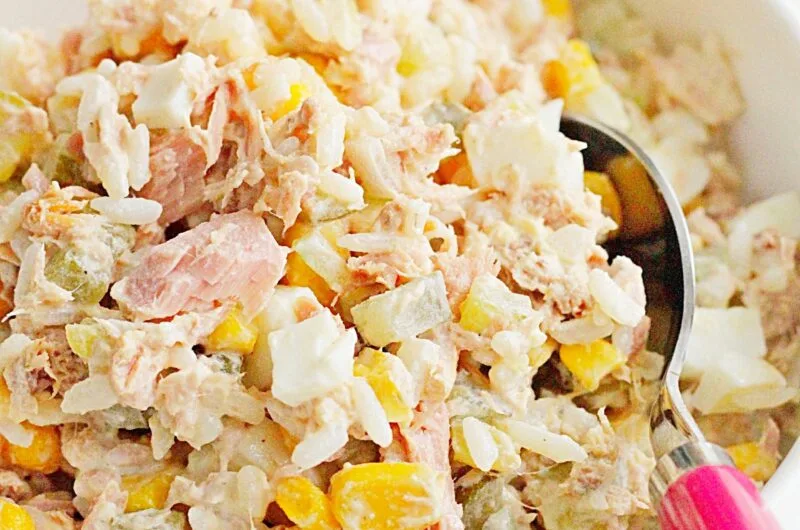 Szybka sałatka ryżowa z tuńczykiem