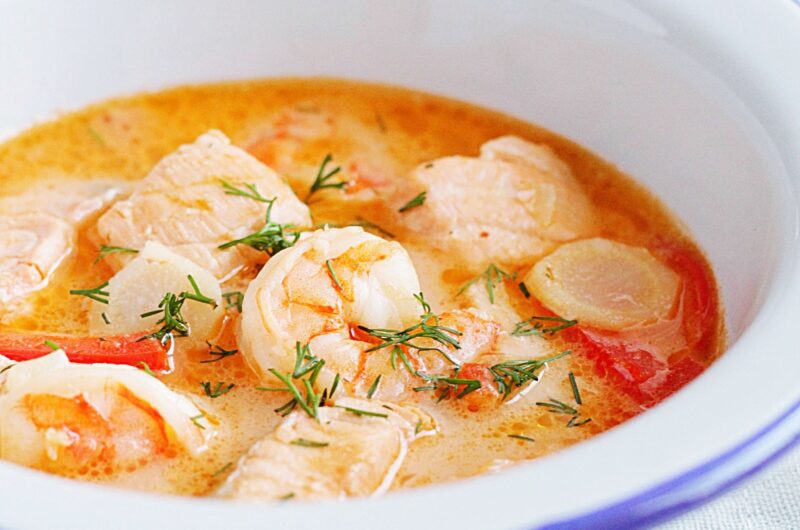 Norweska zupa rybna z łososiem i krewetkami