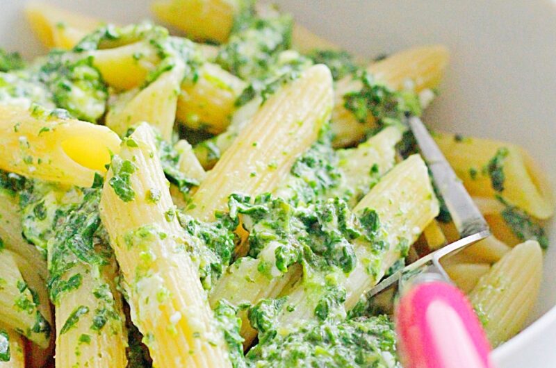 Makaron ze szpinakiem mrożonym i fetą