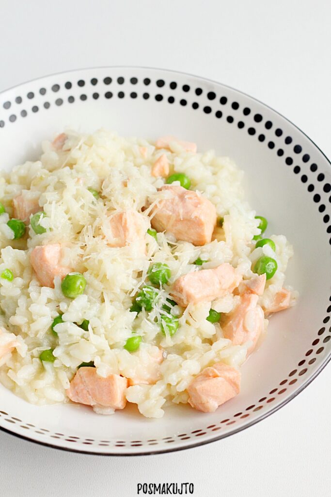risotto z lososiem i zielonym groszkiem