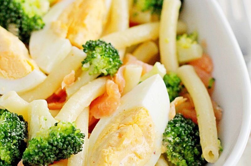 Sałatka makaronowa z brokułem i jajkiem