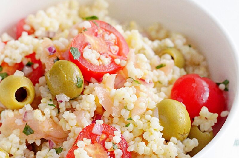 Sałatka z kaszą jaglaną i wędzonym łososiem