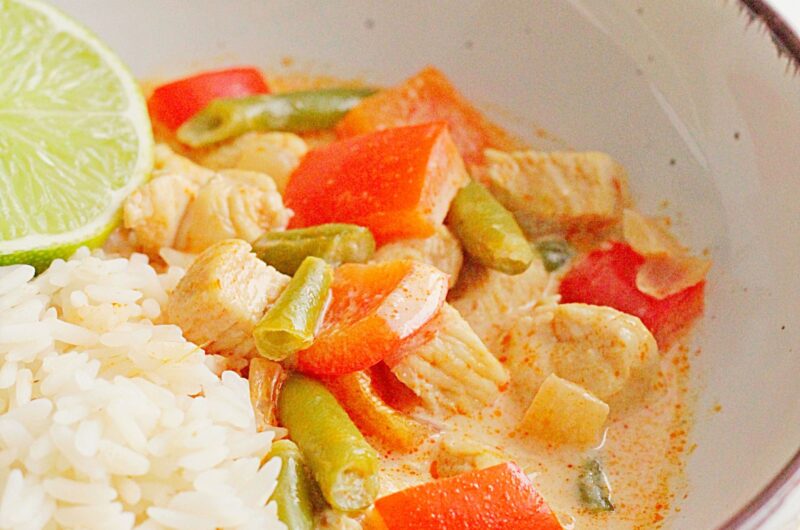 Ekspresowe czerwone curry z kurczakiem i warzywami