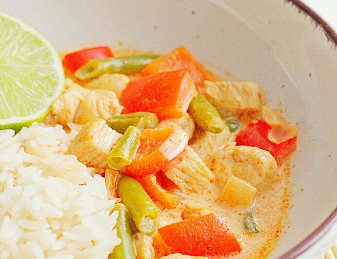 Ekspresowe czerwone curry z kurczakiem i warzywami