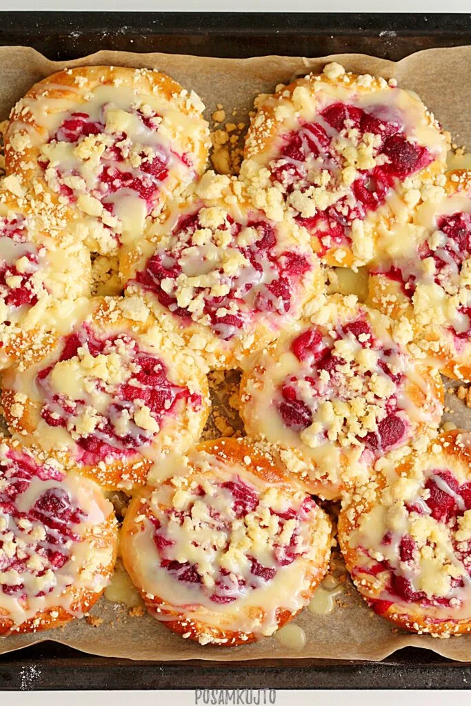 Domowe drożdżówki z malinami, kruszonką i polewą z białej czekolady