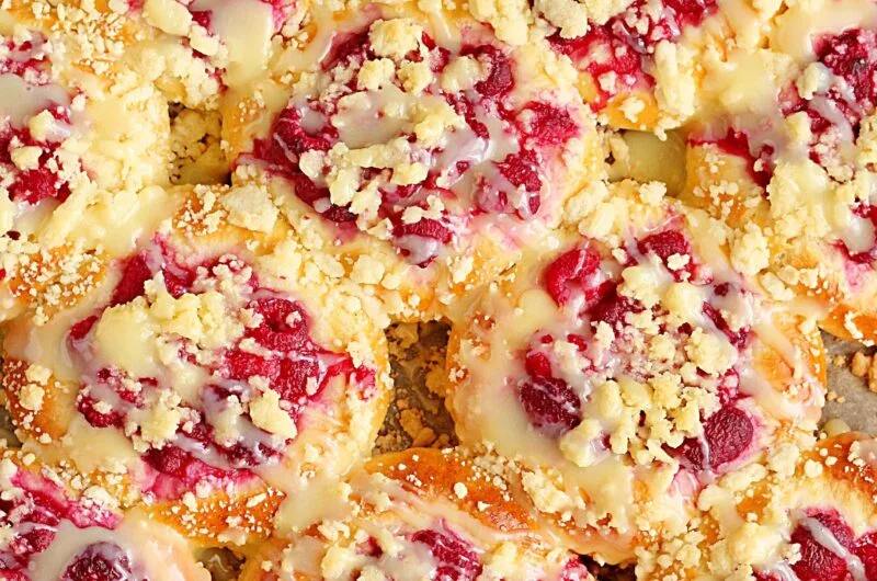 Domowe drożdżówki z malinami i kruszonką