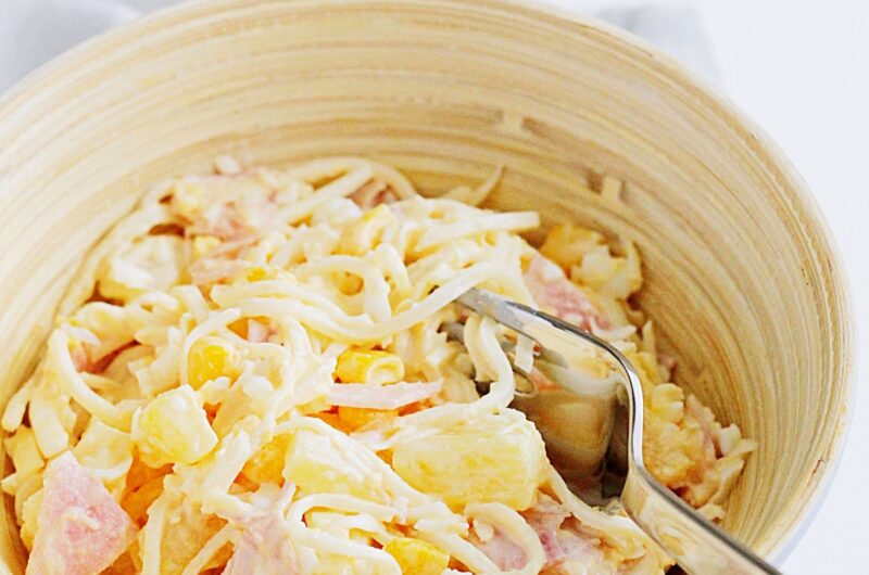 Sałatka z selerem konserwowym, szynką, ananasem i kukurydzą