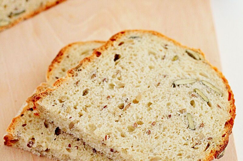 Chleb pszenno-żytni z ziarnami pieczony w garnku