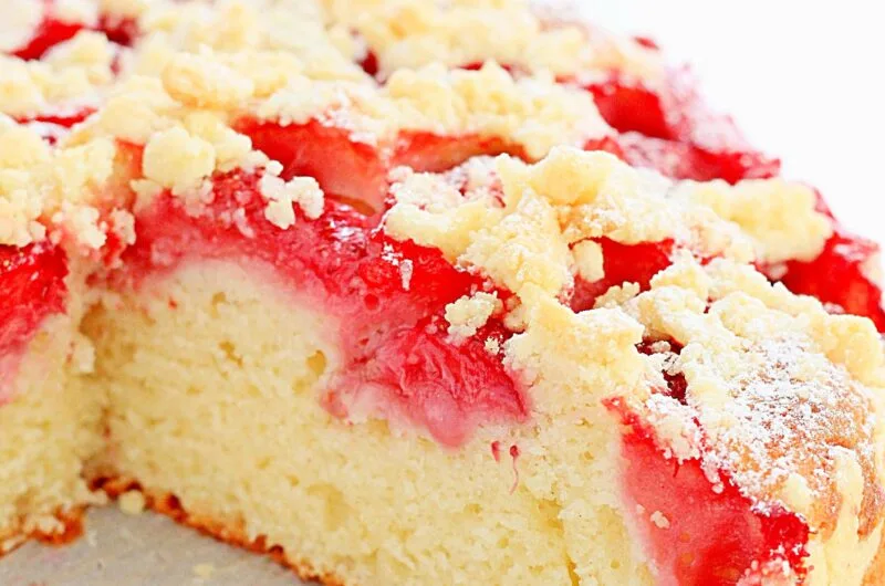 Jogurtowe ciasto z truskawkami i kruszonką