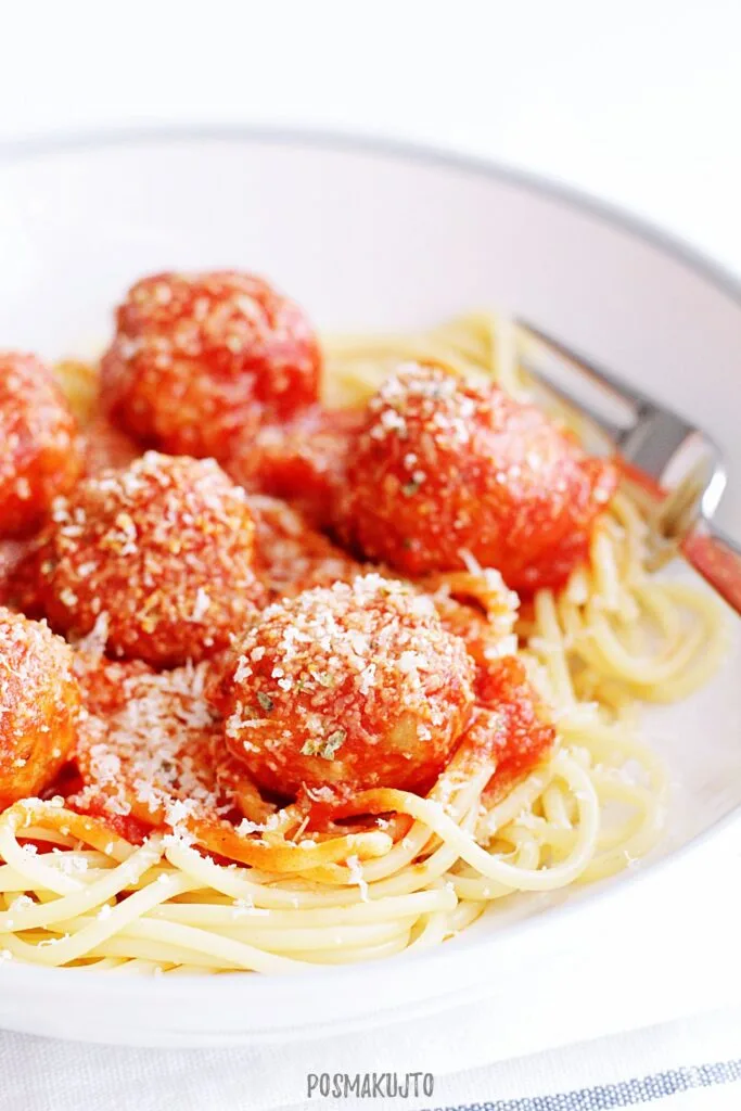 Spaghetti z pulpecikami w sosie pomidorowym