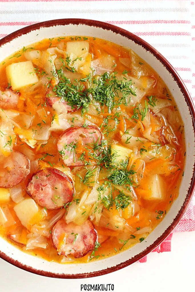 Kapuśniak z młodej kapusty z kiełbasą i koperkiem