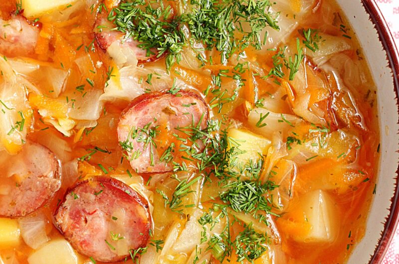 Kapuśniak z młodej kapusty z kiełbasą i koperkiem