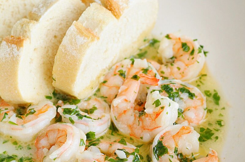 Krewetki z czosnkiem i natką pietruszki w maśle i białym winie