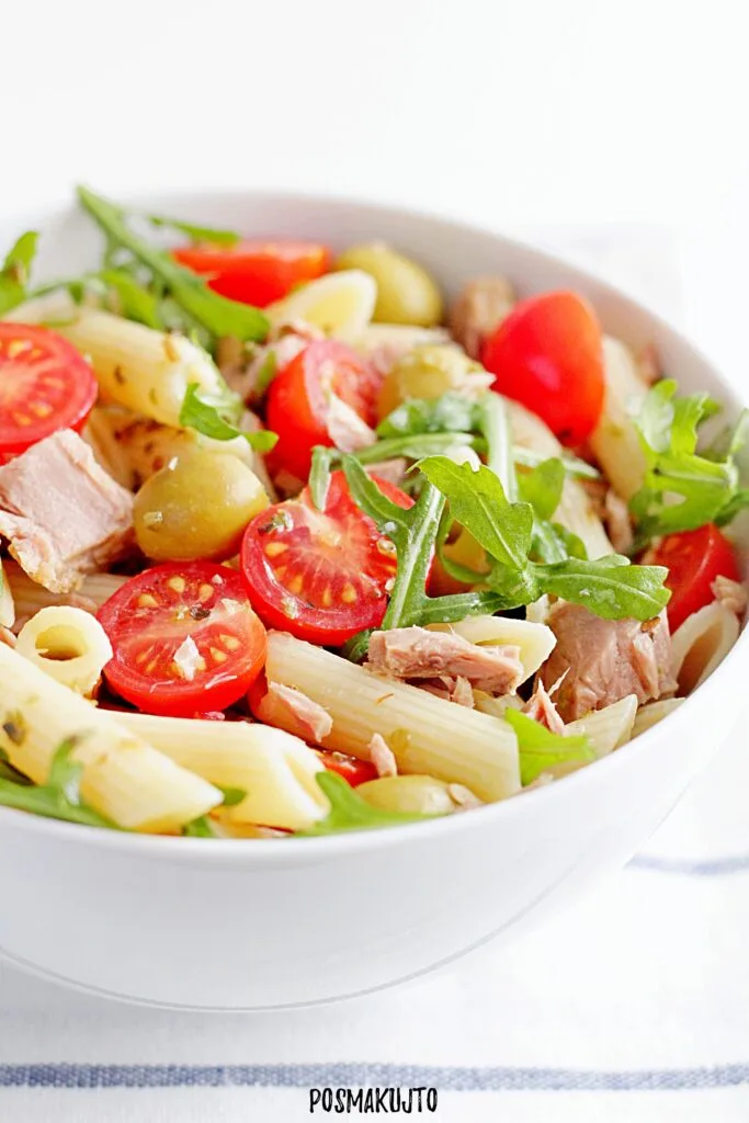 Sałatka makaronowa z tuńczykiem, rukolą i oliwkami