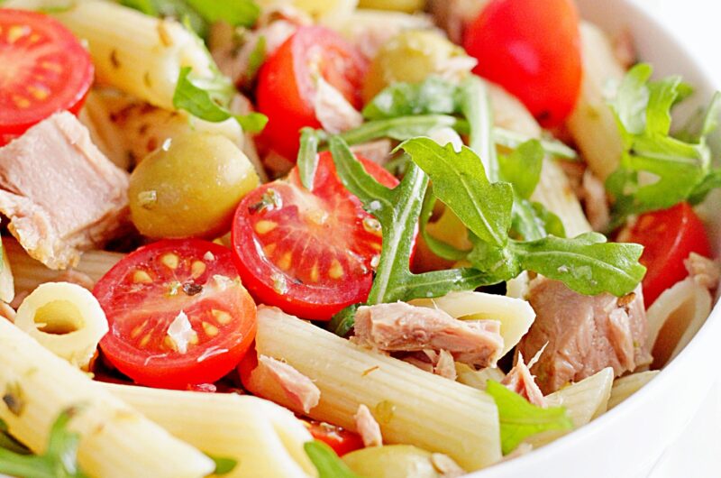 Sałatka makaronowa z tuńczykiem, rukolą i oliwkami