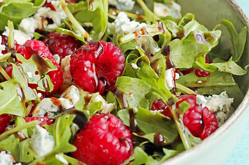 Sałatka z rukolą, malinami i serem pleśniowym