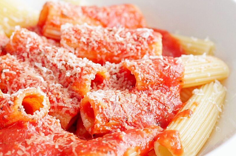 Makaron z sosem pomidorowym
