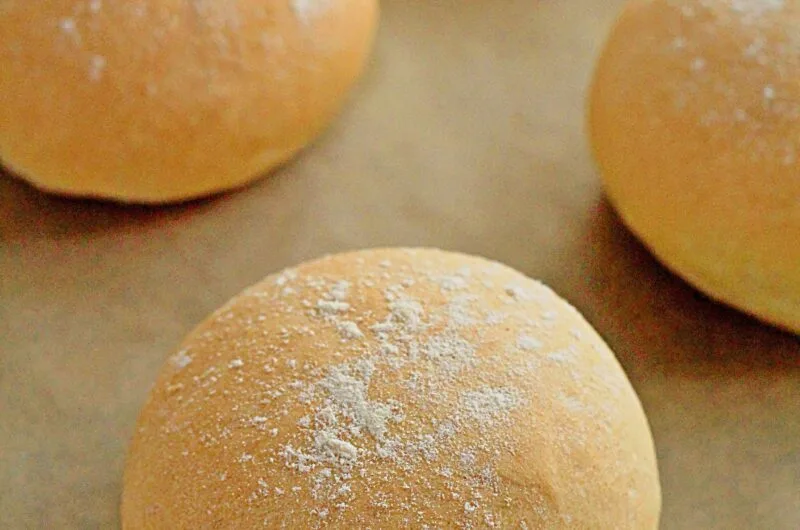 Najprostsze pszenne bułki bez jajek i mleka