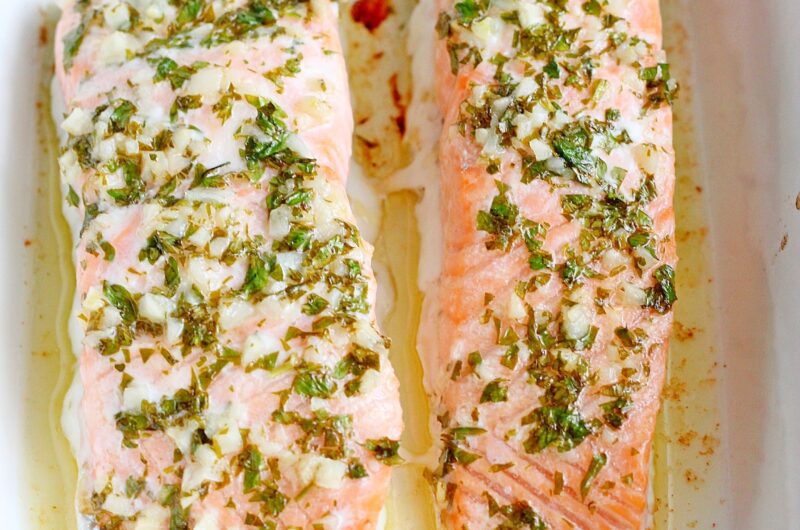 Pieczony łosoś z czosnkiem i natką pietruszki