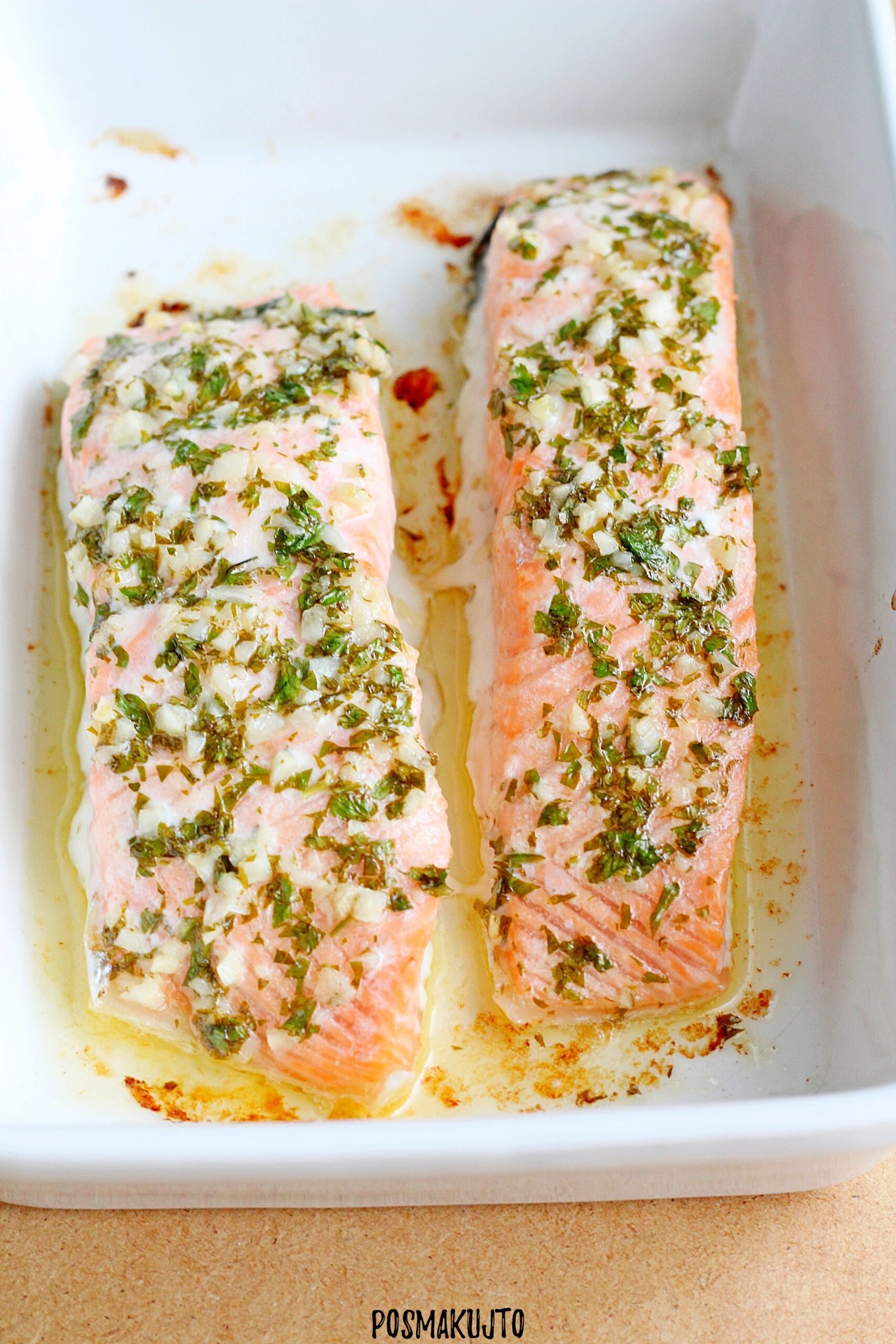 Pieczony łosoś z czosnkiem i natką pietruszki