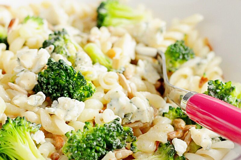 Sałatka makaronowa z brokułem, serem pleśniowym i ziarnami słonecznika