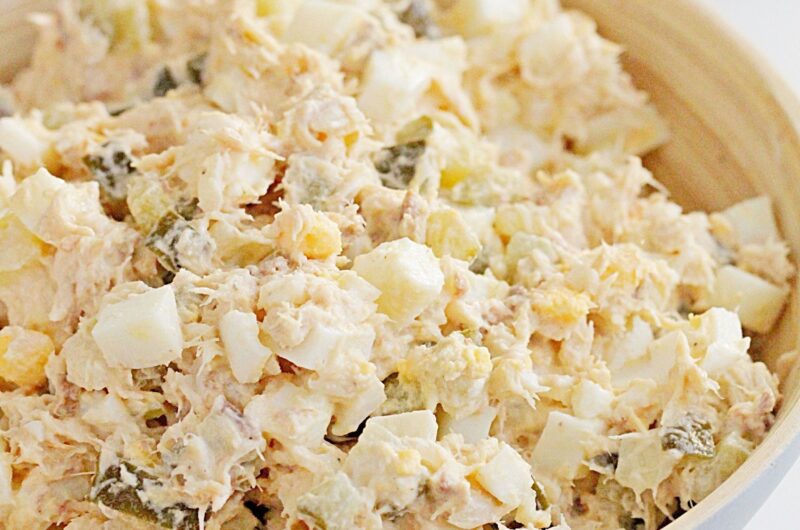 Pasta z wędzonej makreli z ogórkami kiszonymi i jajkami