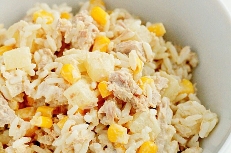 Sałatka ryżowa z tuńczykiem i ananasem