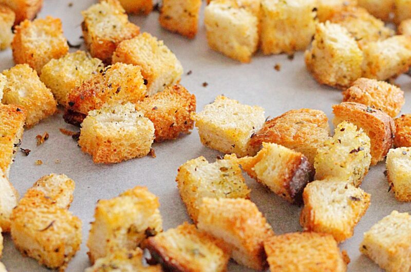 Jak zrobić grzanki do zupy/sałatki?