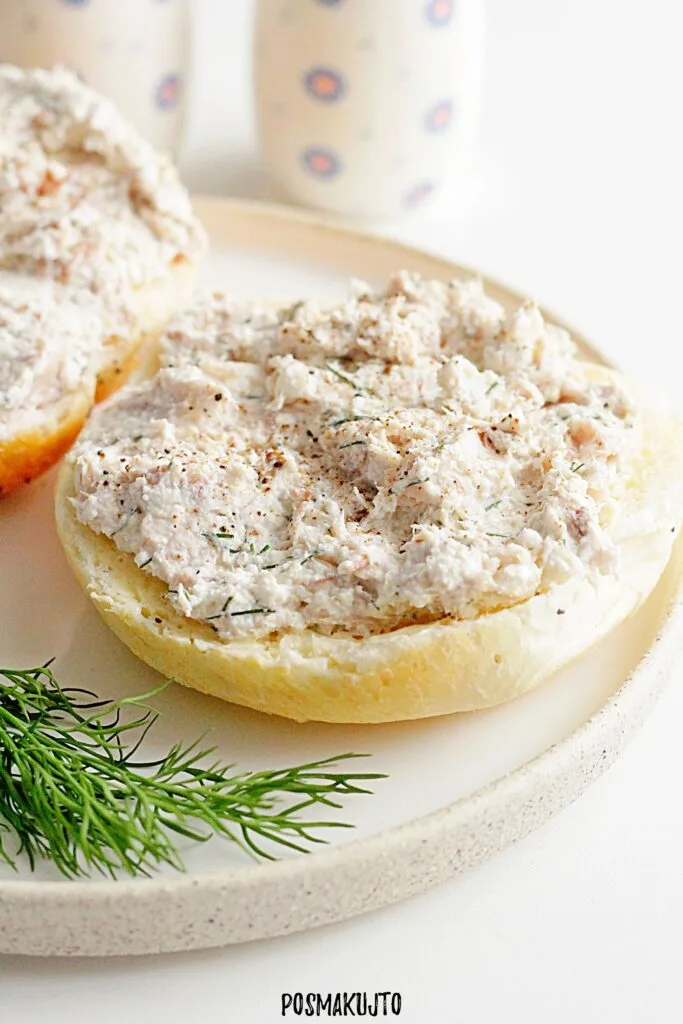 Na kanapki : pasta z wędzonej makreli i twarogu