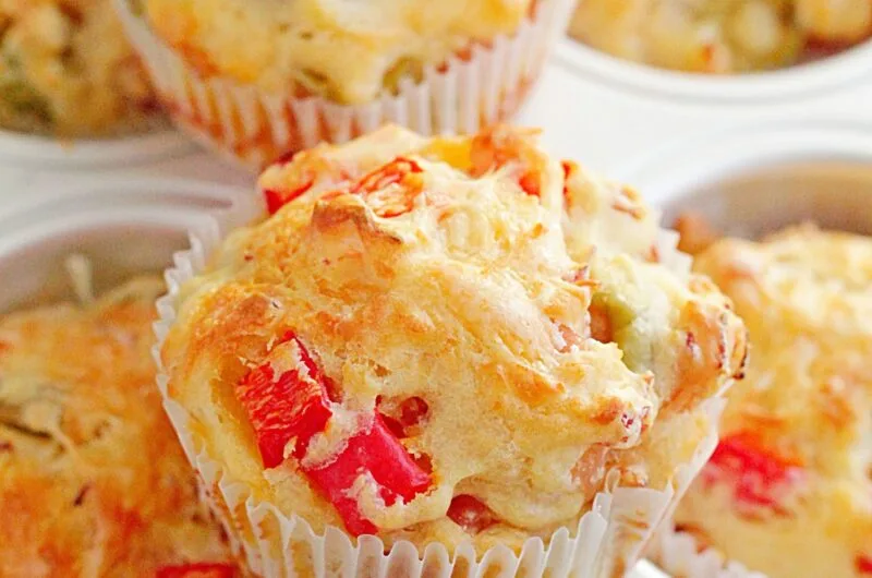 Wytrawne muffiny z papryką, oliwkami, szynką i serem