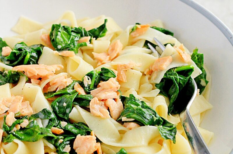 Makaron z łososiem wędzonym i szpinakiem