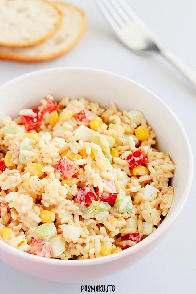 Sałatka ryżowa z tuńczykiem, jajkiem i papryką