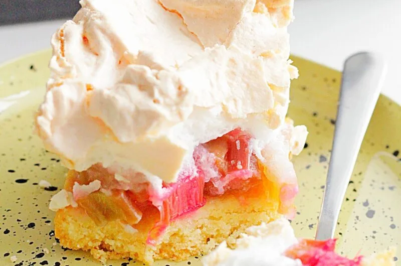 Ciasto kruche z rabarbarem i bezą