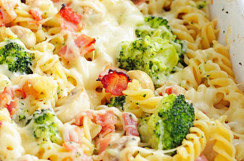 Zapiekanka makaronowa z brokułami, pieczarkami i boczkiem