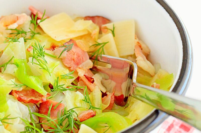 Łazanki z młodą kapustą, boczkiem i kiełbasą