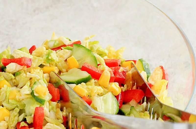 Sałatka z kapusty pekińskiej – idealna na grilla