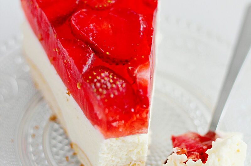 Sernik na zimno na serkach homogenizowanych z truskawkami i galaretką