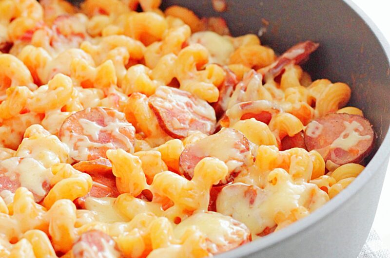 Danie z jednej patelni : makaron z kiełbasą, pomidorami i serem
