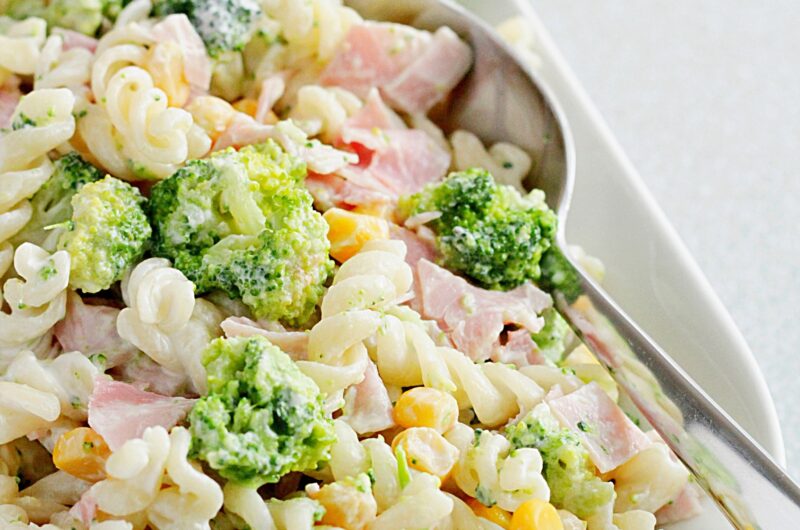 Sałatka makaronowa z brokułem, kukurydzą i szynką