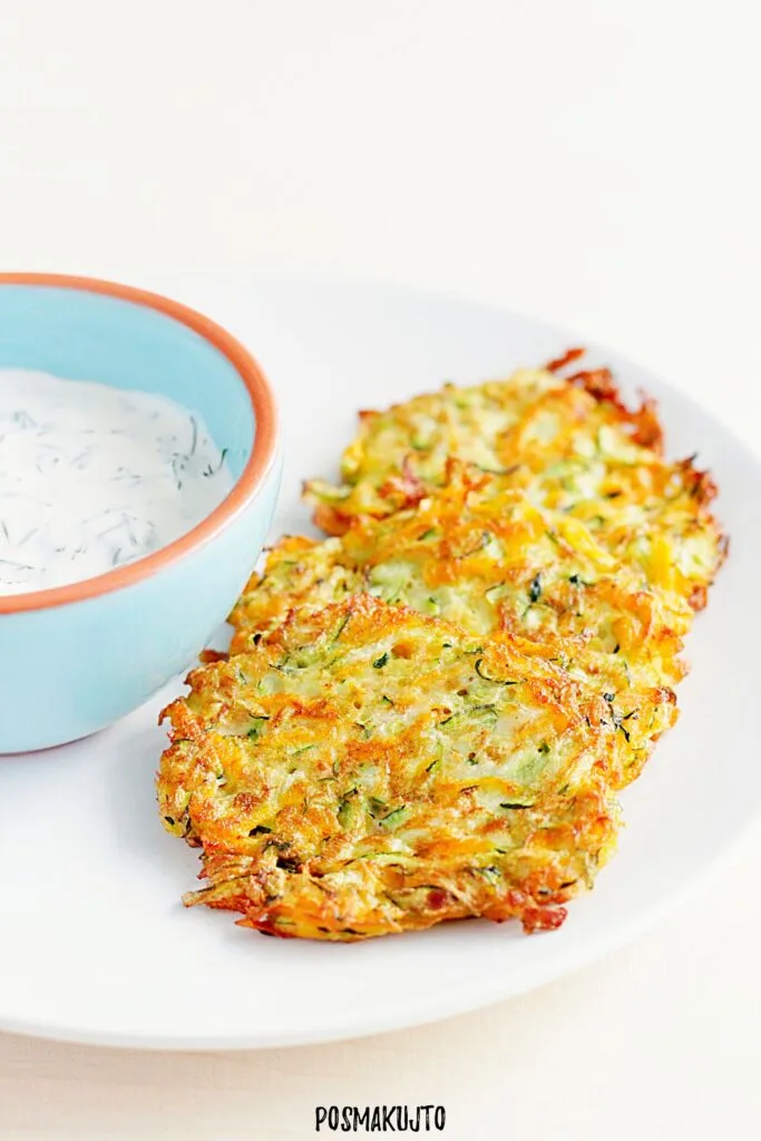 Placki z cukinii i marchewki z sosem jogurtowo-ziołowym