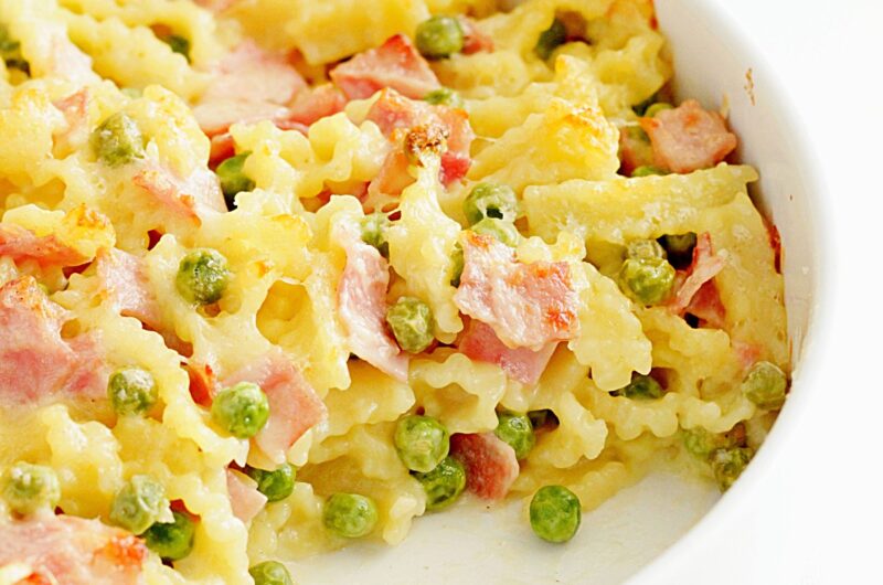 Zapiekanka makaronowa z szynką, groszkiem i sosem serowym