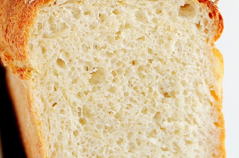 Chleb pszenny z płatkami owsianymi mieszany łyżką