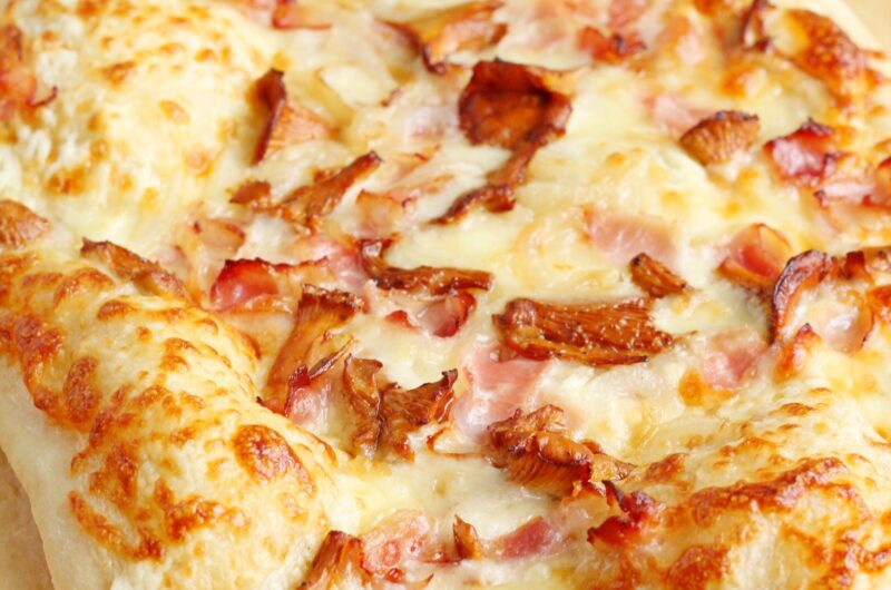 Biała pizza z kurkami, boczkiem i cebulą