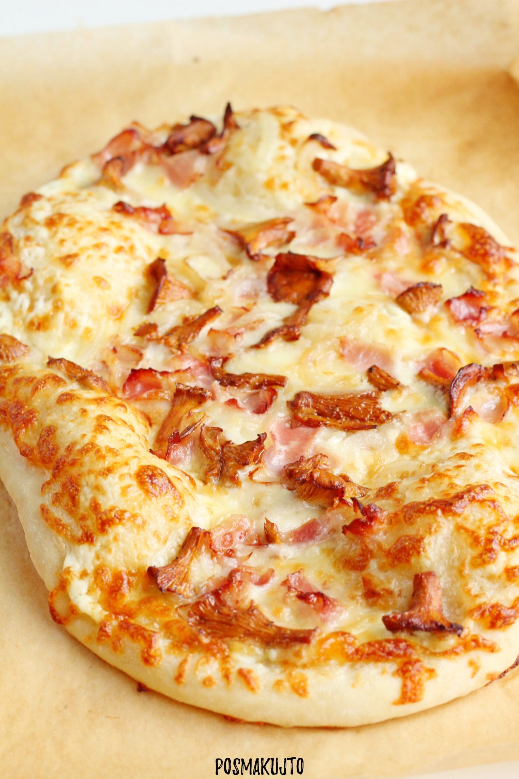 Biała pizza z kurkami, boczkiem i cebulą