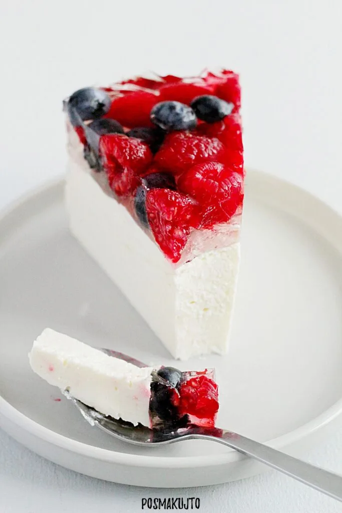 Sernik na zimno z twarogu z owocami i galaretką