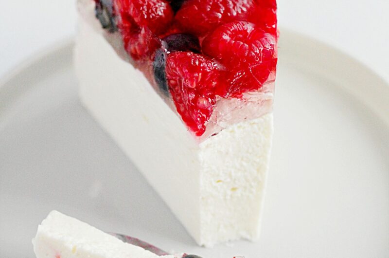 Sernik na zimno z twarogu z owocami i galaretką