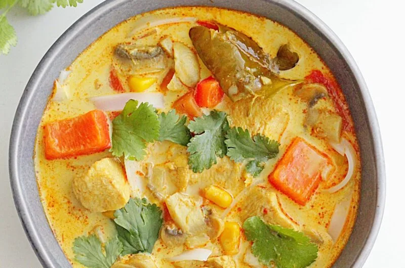 Zupa tajska z kurczakiem i warzywami