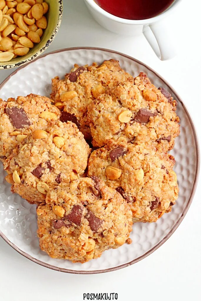 ciasteczka owsiane z czekolada i orzeszkami ziemnymi