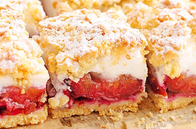 Ciasto kruche ze śliwkami, bezą i kruszonką